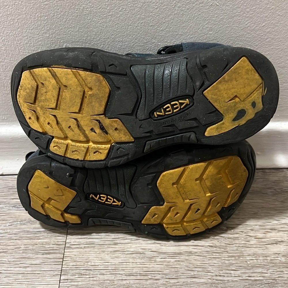 HOST PICK Keen Youth Sandals​​​​ - Picture 8 of 9